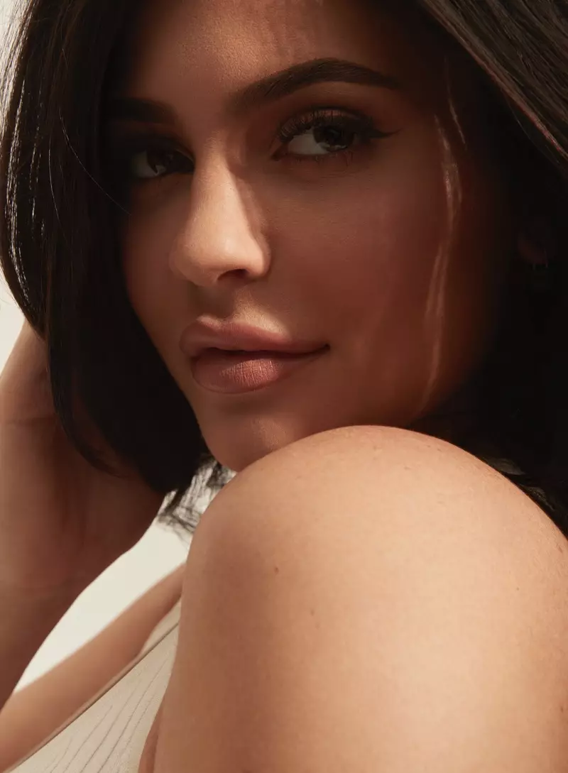 Kylie Jenner, připravená na detailní záběr, předvádí svůj slavný našpulený šmrnc