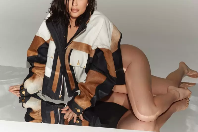 Kylie Jenner Portas Korpan Konsciajn Aspektojn por la Stilo de Sunday Times