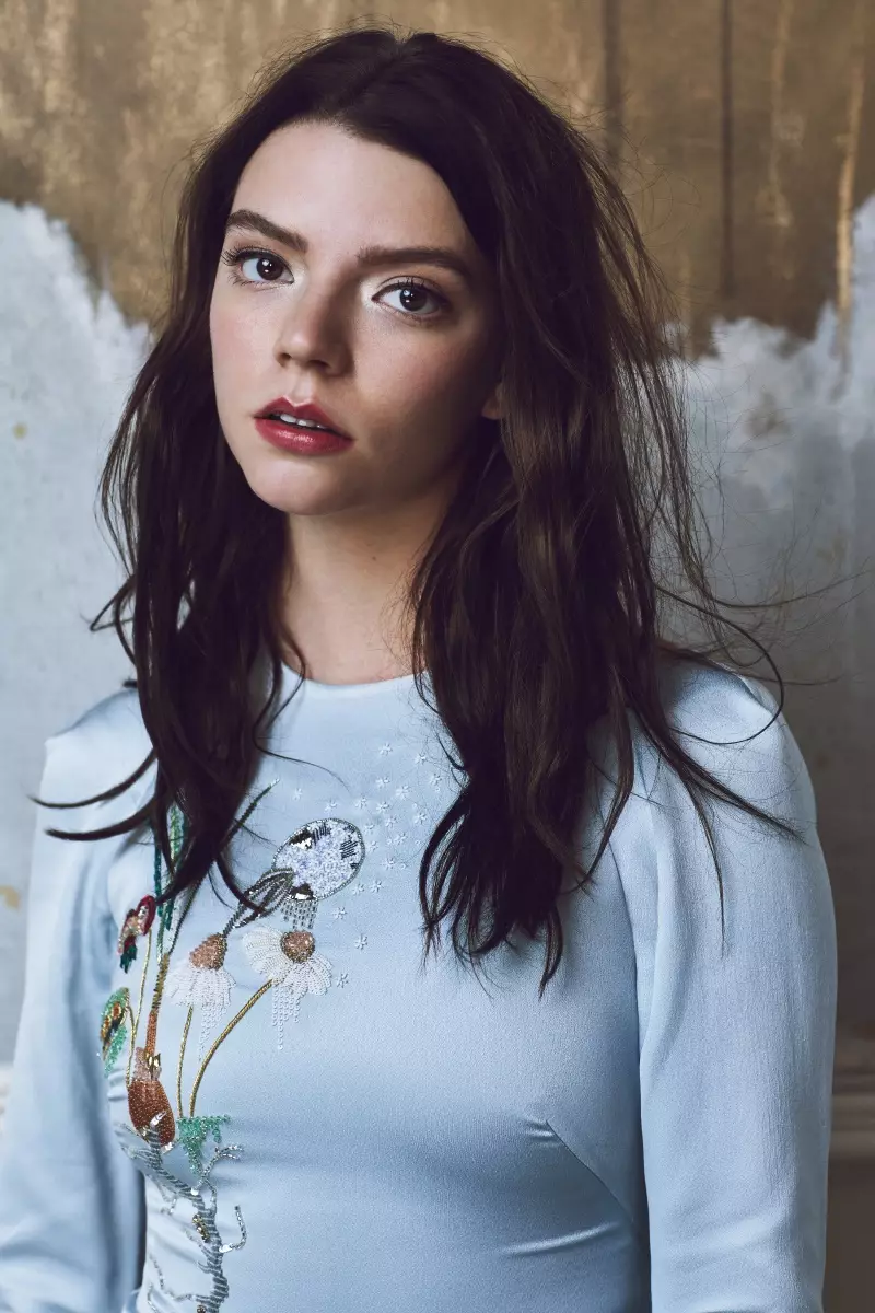 Actrița Anya Taylor-Joy pozează în rochie florală