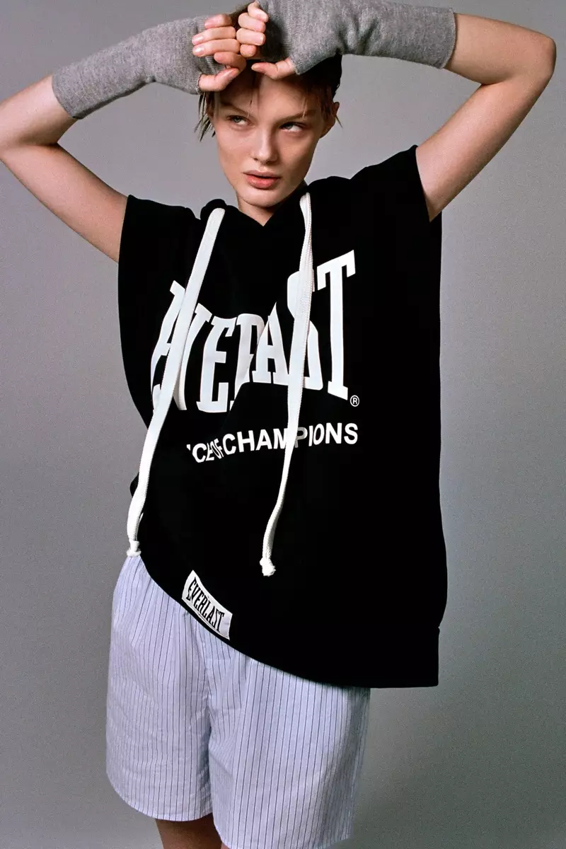 Model Kris Grikaite, Zara x Everlast ýelekinde.