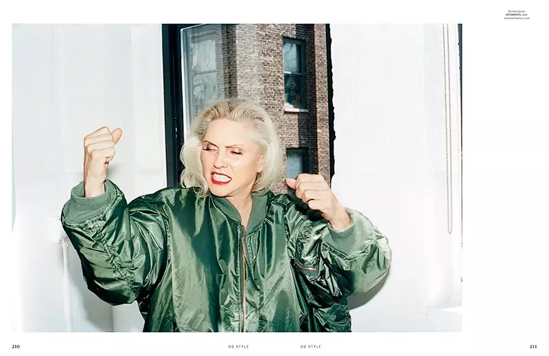 Debbie Harry énekesnő Vetements bomberkabátot visel