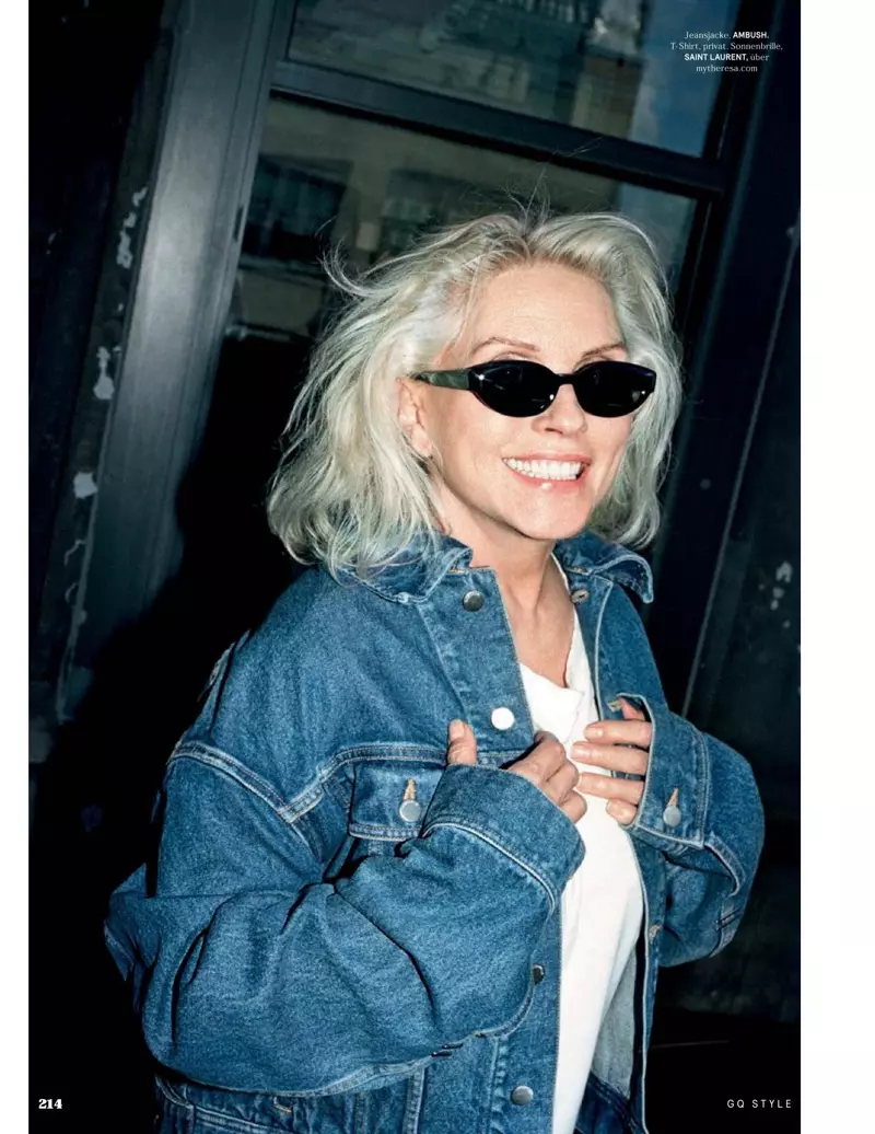 Debbie Harry mengenakan jaket denim dari Ambush dengan kacamata hitam Saint Laurent
