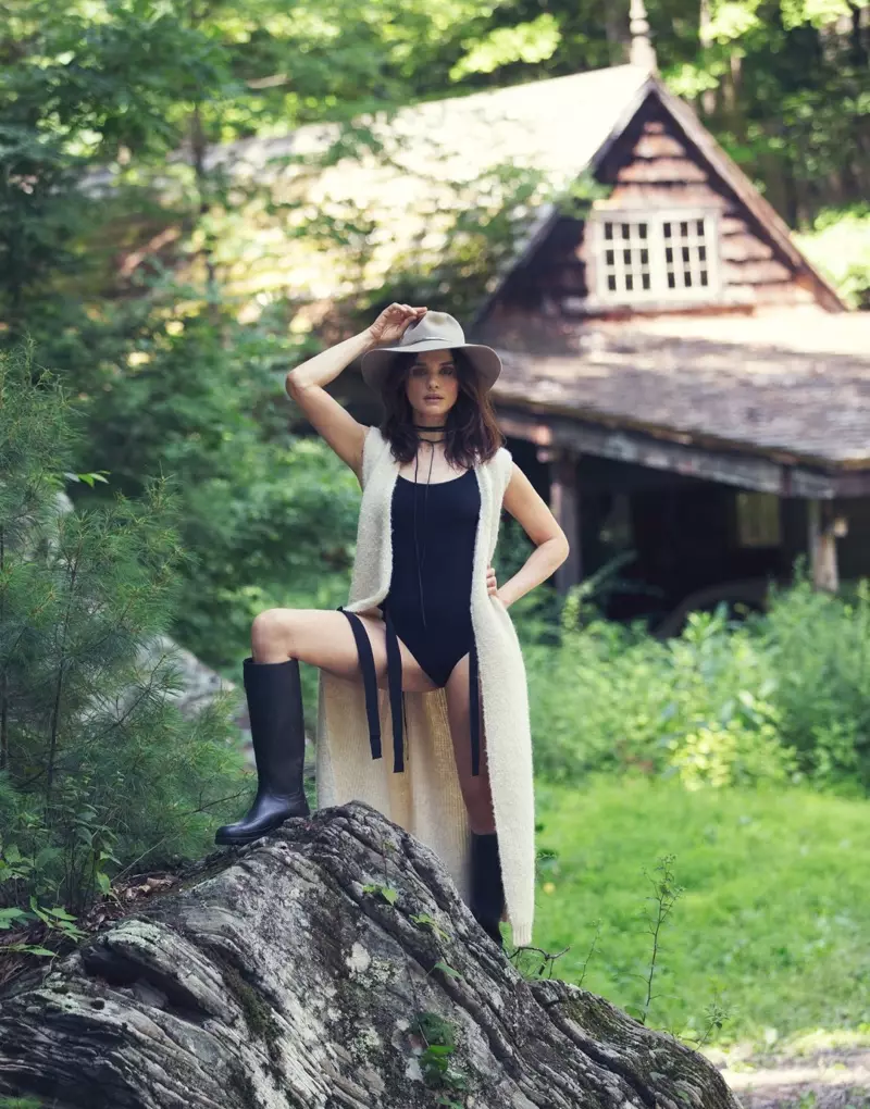 Posando ao aire libre, Rachel Weisz leva un cárdigan Elizabeth e James, un bañador Eres e botas Saint Laurent