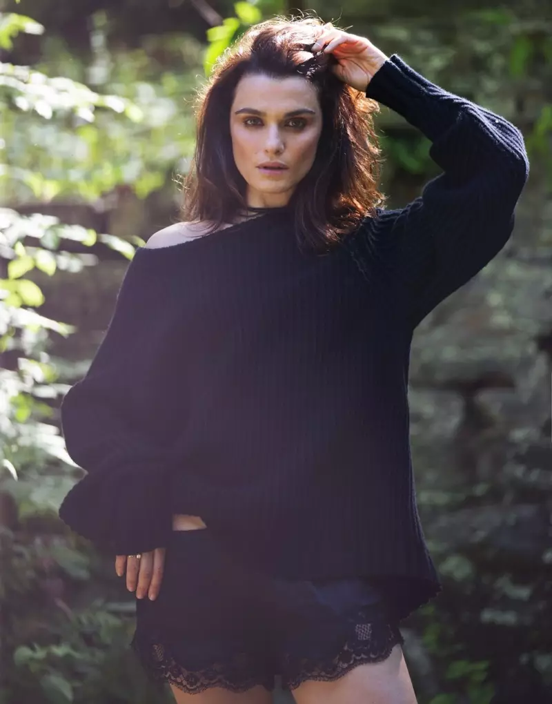 Rachel Weisz természetesnek tartja a The Row túlméretezett pulóverben és a Dolce & Gabbana alsónadrágban