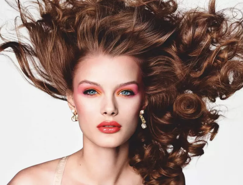 Kris Grikaite se prueba un maquillaje glamuroso para Vogue Japón