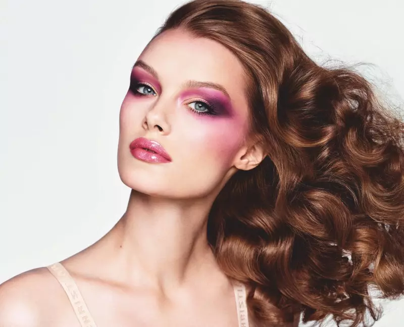 Kris Grikaite probéiert Glamorous Make-up fir Vogue Japan