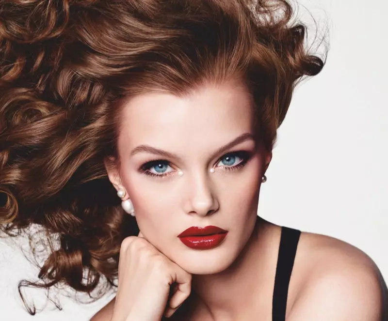 Kris Grikaite probéiert Glamorous Make-up fir Vogue Japan