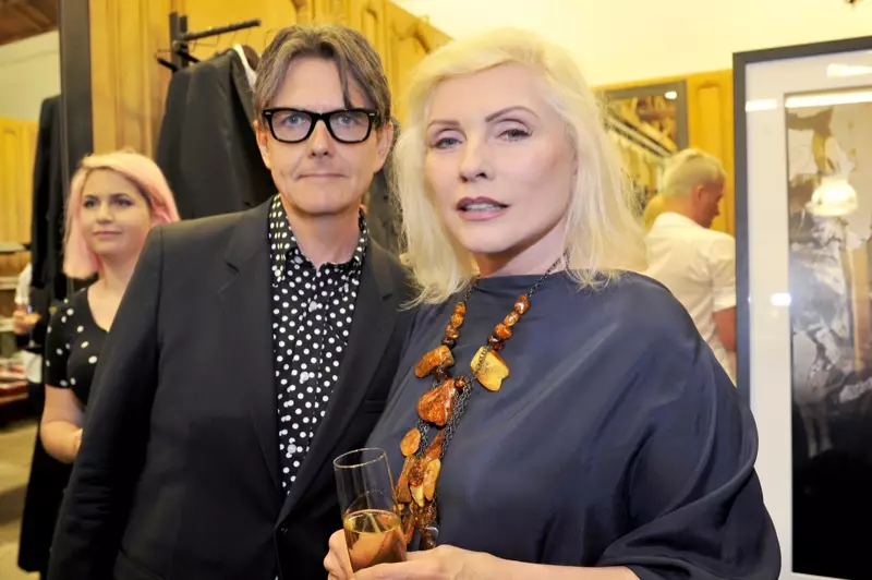 Paul Smith LA හි පැවති Blondie ඡායාරූප ප්‍රදර්ශනයේදී Kevin Haskins සහ ගායක Debbie Harry. පෝල් ස්මිත් එල්ඒ හි 'මා, බ්ලොන්ඩි, ඇන්ඩ් ද ඇඩ්වෙන්ට් ඔෆ් පන්ක්' ප්‍රදර්ශනයේ වායුගෝලය. ඡායාරූපය: ඩොනාටෝ සර්ඩෙලා / වයර් ඉමේජ්