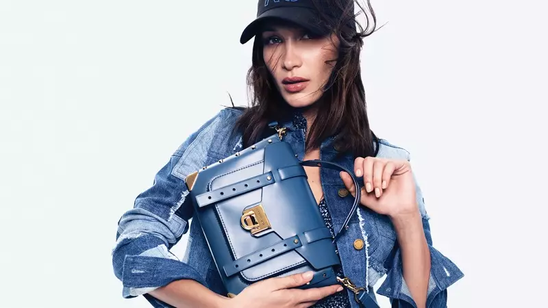 La modella Bella Hadid posa in denim per la campagna primavera-estate 2020 di MICHAEL Michael Kors