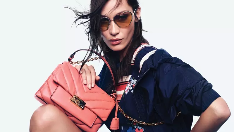 Bella Hadid di pozekê de li ber kampanyaya bihar-havîna 2020-an a MICHAEL Michael Kors