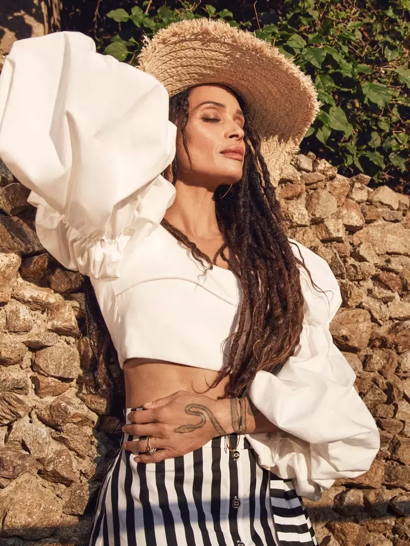 Απολαμβάνοντας τον ήλιο, η Lisa Bonet φοράει μπλούζα Ellery, φούστα Caroline Constas και καπέλο Miu Miu