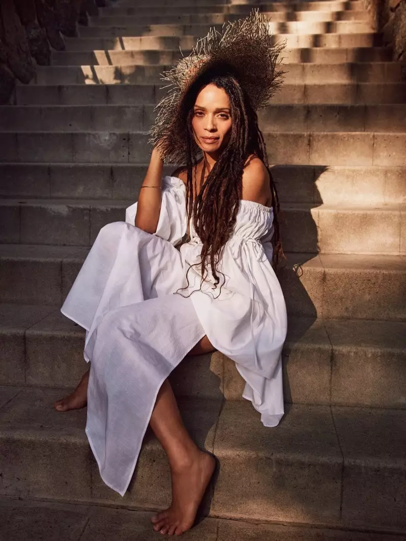 Mwigizaji Lisa Bonet amevaa mavazi ya Attico, kofia ya Sensi Studio na bangili ya Ippolita