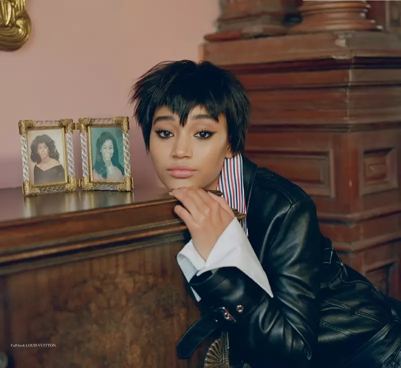 Amandla Stenberg Louis Vuitton වෙතින් ජැකට් සහ කමිසයෙන් පෙනී සිටියි