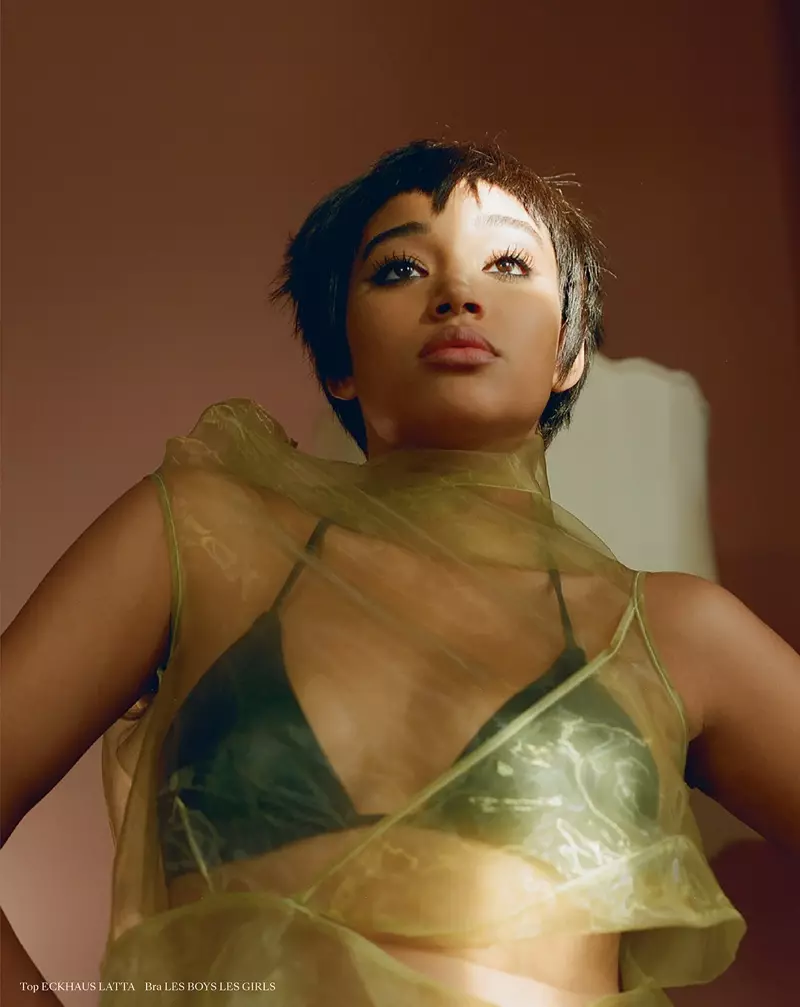 Ang aktres na si Amandla Stenberg ay nakasuot ng Eckhaus Latta na pang-itaas at Les Boys Les Girls bra