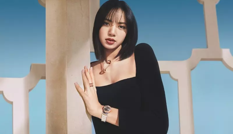 U-Lisa we-BLACKPINK umi ngomkhankaso we-Bulgari Magnifica 2021.