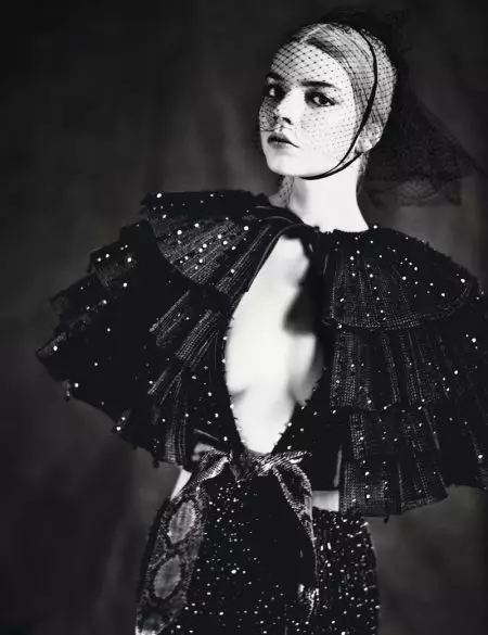 Anya Taylor-Joy Hud yn Haute Couture Gynau ar gyfer W Magazine