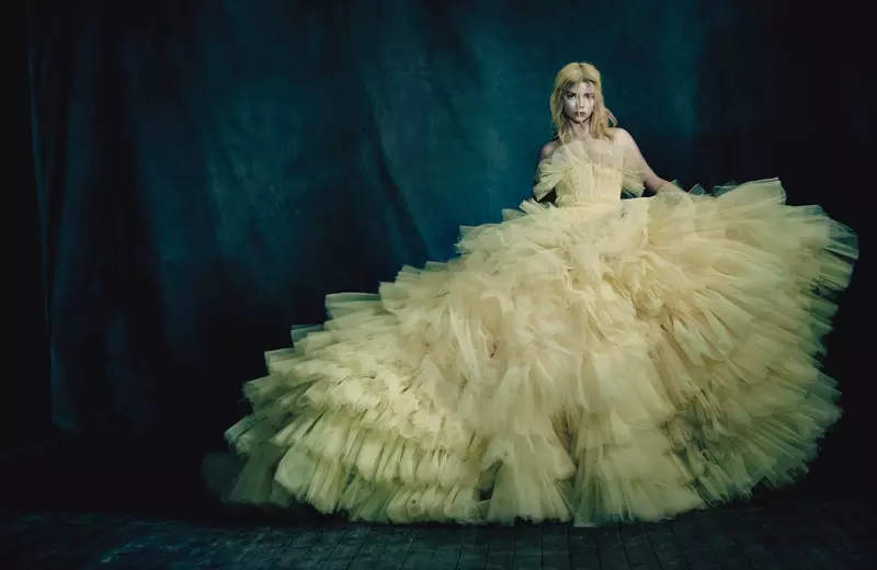 Ag cur an dráma ar siúl, tá Anya Taylor-Joy ina suí i ngúna Giambattista Valli Haute Couture