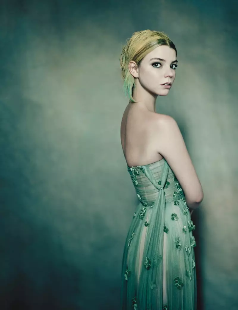 Pronkend met haar schouders, Anya Taylor-Joy modellen Dior Haute Couture-jurk