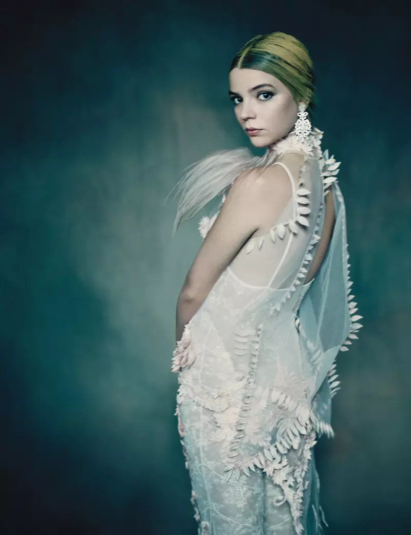 Vestida de branco, Anya Taylor-Joy posa cun vestido de alta costura de Givenchy e pendentes de Giampiero Bondino