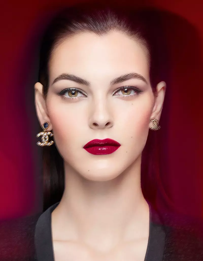 Vittoria Ceretti johtaa Chanel Rouge Allure Lacque -kampanjaa.