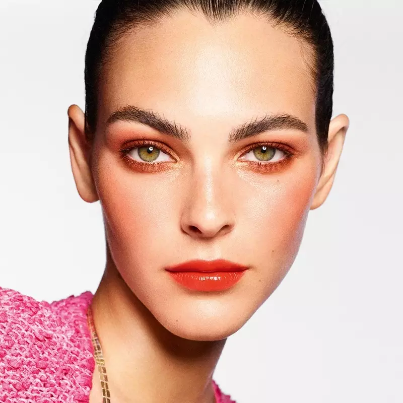 Vittoria Ceretti ដើរតួក្នុងយុទ្ធនាការ Chanel Makeup Spring-Summer 2021 ។