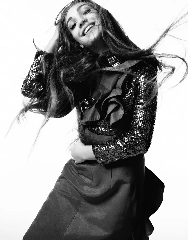 Maddie Ziegler modellen in MSGM pailletten shirt en jurk. Foto: Hunger / David Roemer