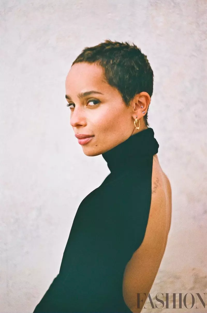 Actrița Zoe Kravitz își arată coafura scurtă în această fotografie