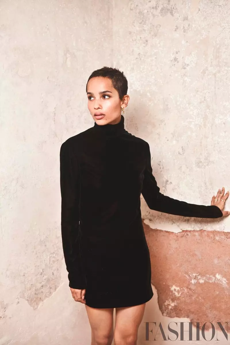 Zoe Kravitz nganggo gaun turtleneck ireng saka Saint Laurent