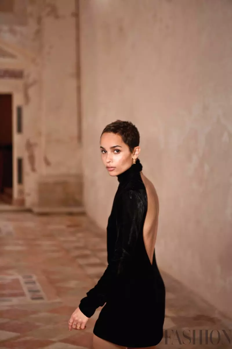 Actrița Zoe Kravitz pozează în rochie neagră Saint Laurent