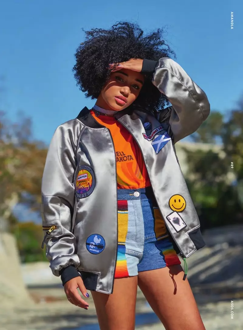 Si Amandla nag-sports og bomber jacket ug vintage denim shorts alang sa fashion feature