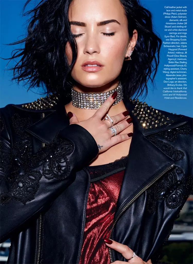 Ang singer na si Demi Lovato ay nagsusuot ng studded leather jacket mula sa Philipp Plein na may damit na Adam Selman