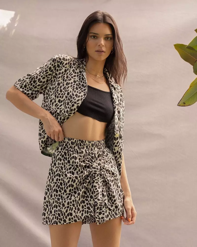 Kendall Jenner tħaddan l-istampar għall-kampanja tas-sajf tal-2019 Kendall + Kylie