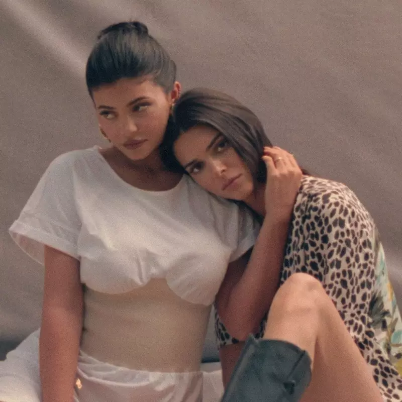 Kylie és Kendall Jenner nővérek pózolnak a Kendall + Kylie 2019-es nyári kollekciójában