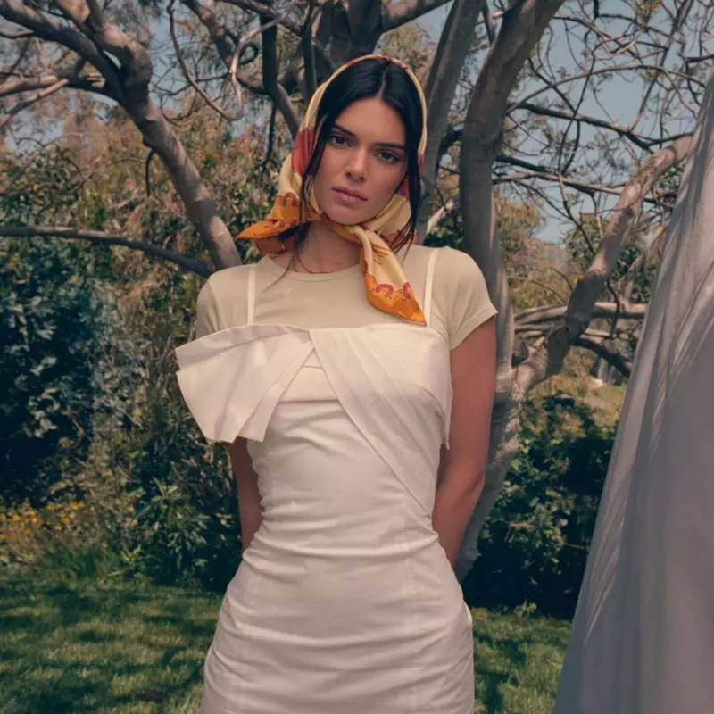 Un look della collezione estate 2019 di Kendall + Kylie