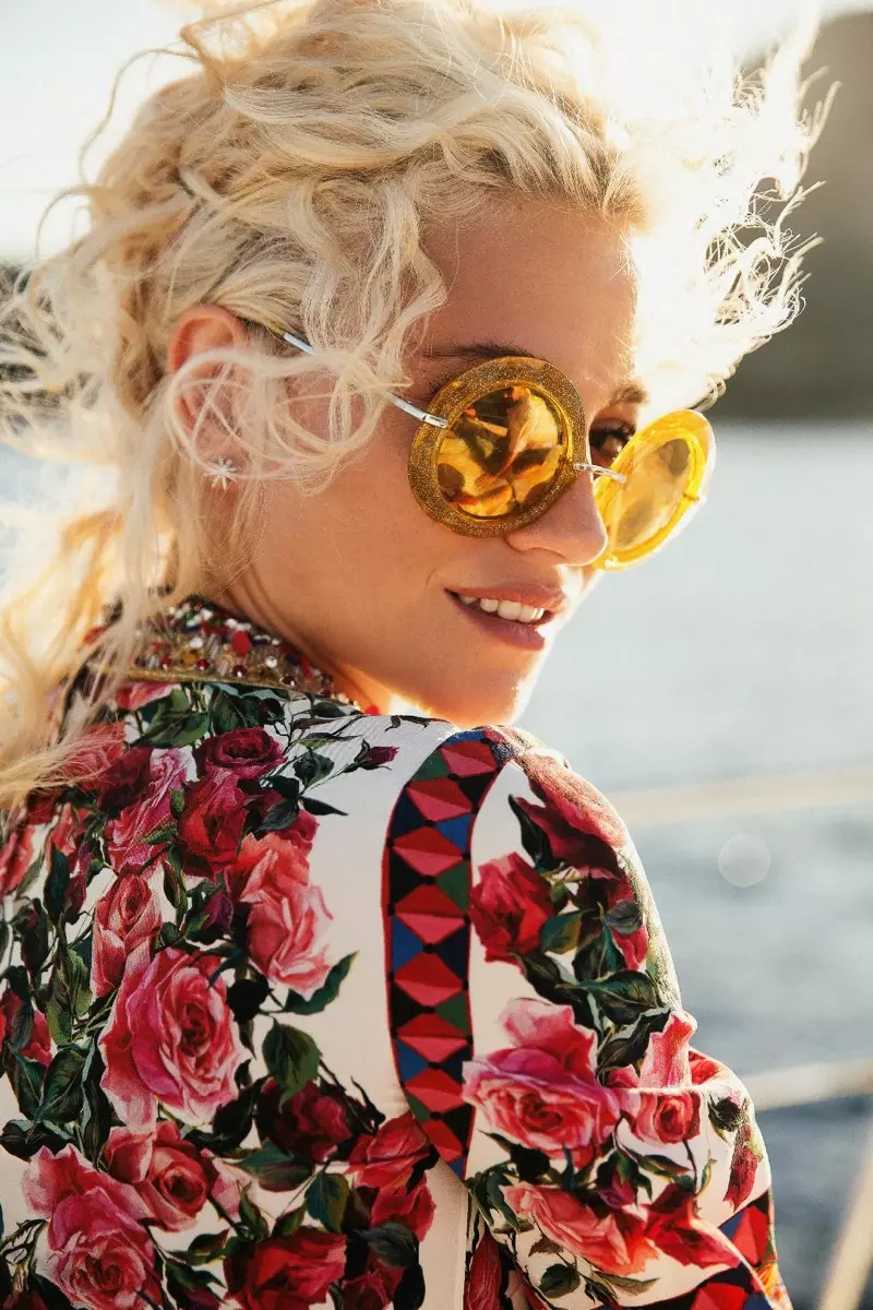 Готова за близък план, Пикси Лот носи златни слънчеви очила и риза с флорални щампи