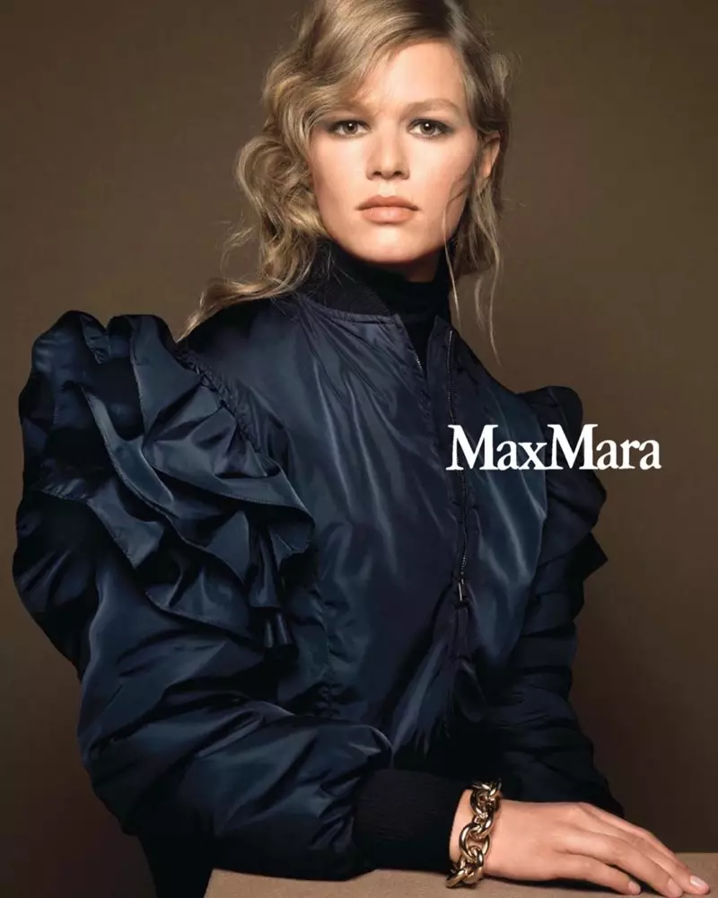 Béntang Anna Ewers dina kampanye Max Mara usum gugur-usum 2020.