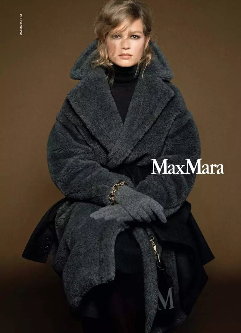 Max Mara amgonga Anna Ewers kwa kampeni ya msimu wa baridi-wa baridi 2020.