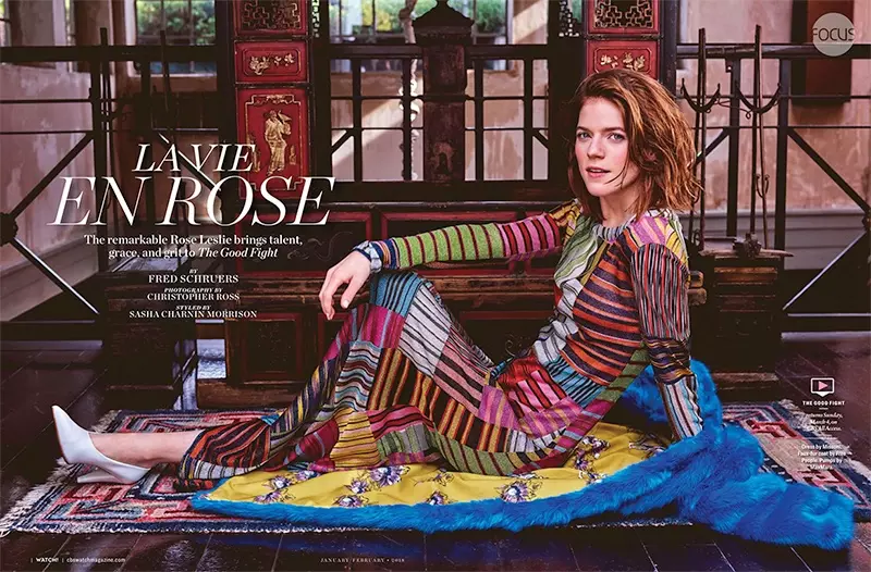 Rose Leslie pozas en presita Missoni-robo kun Free People falsa pelta mantelo