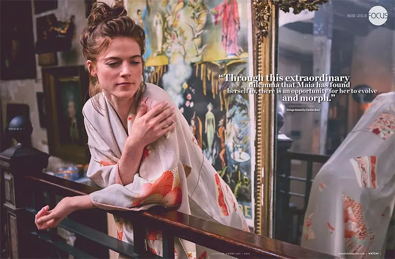 Sebapali Rose Leslie o eme ka Carmen Bury kimono ea khale