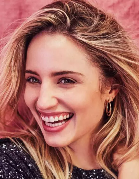 Dianna Agron קוקט שיינע אין לוי ווויטטאָן פֿאַר האַרפּער ס באַזאַר מאַלייַסיאַ