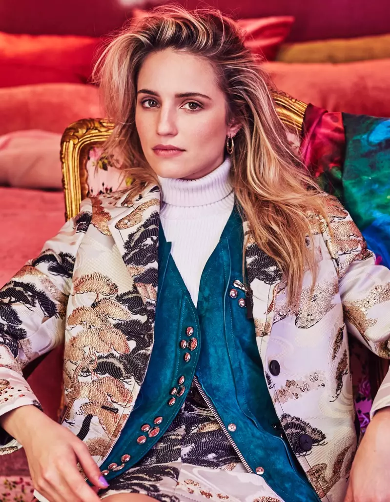 Aktrise Dianna Agron posearret yn folsleine look fan Louis Vuitton