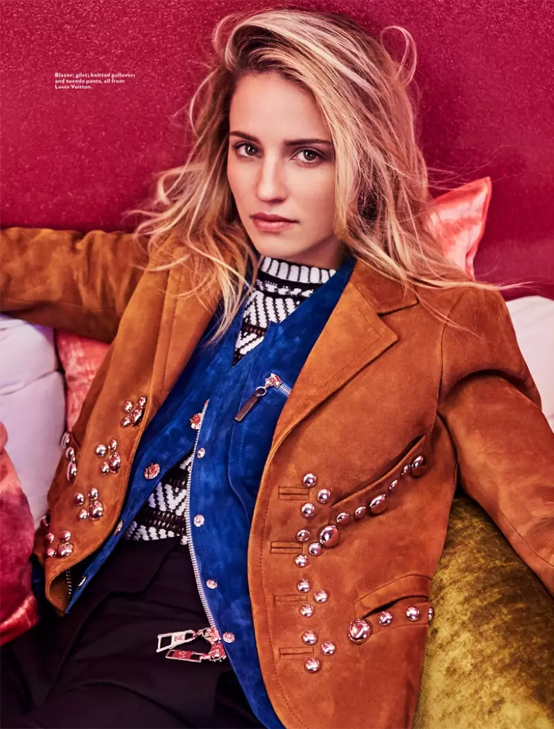 Dianna Agron 身著 Louis Vuitton 西裝外套、背心、毛衣和褲子