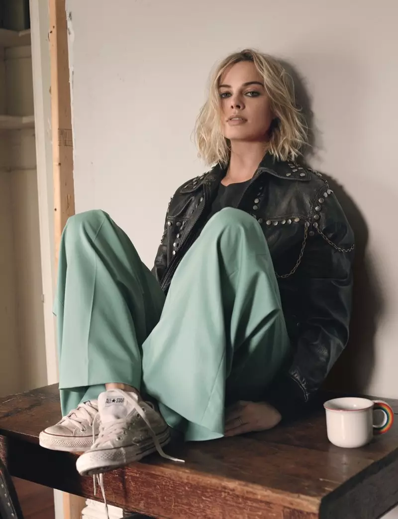 Seasann Margot Robbie i seaicéad leathair Gucci, léine Zadig & Voltaire, pants Chloe agus sneakers Converse