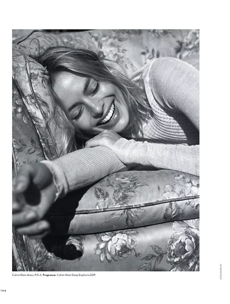 Gülümsəyən Margot Robbie Calvin Klein paltarı geyinir