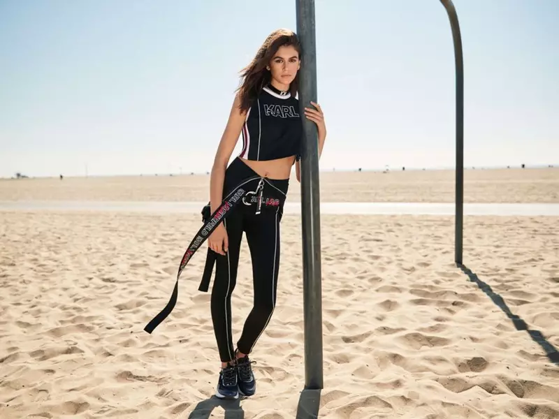 Kaia Gerber berpose di pantai untuk koleksi kapsul Karl Lagerfeld x Kaia Gerber