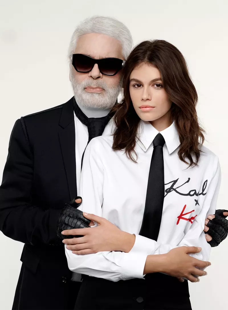 Projektant Karl Lagerfeld pozuje z modelką Kaią Gerber