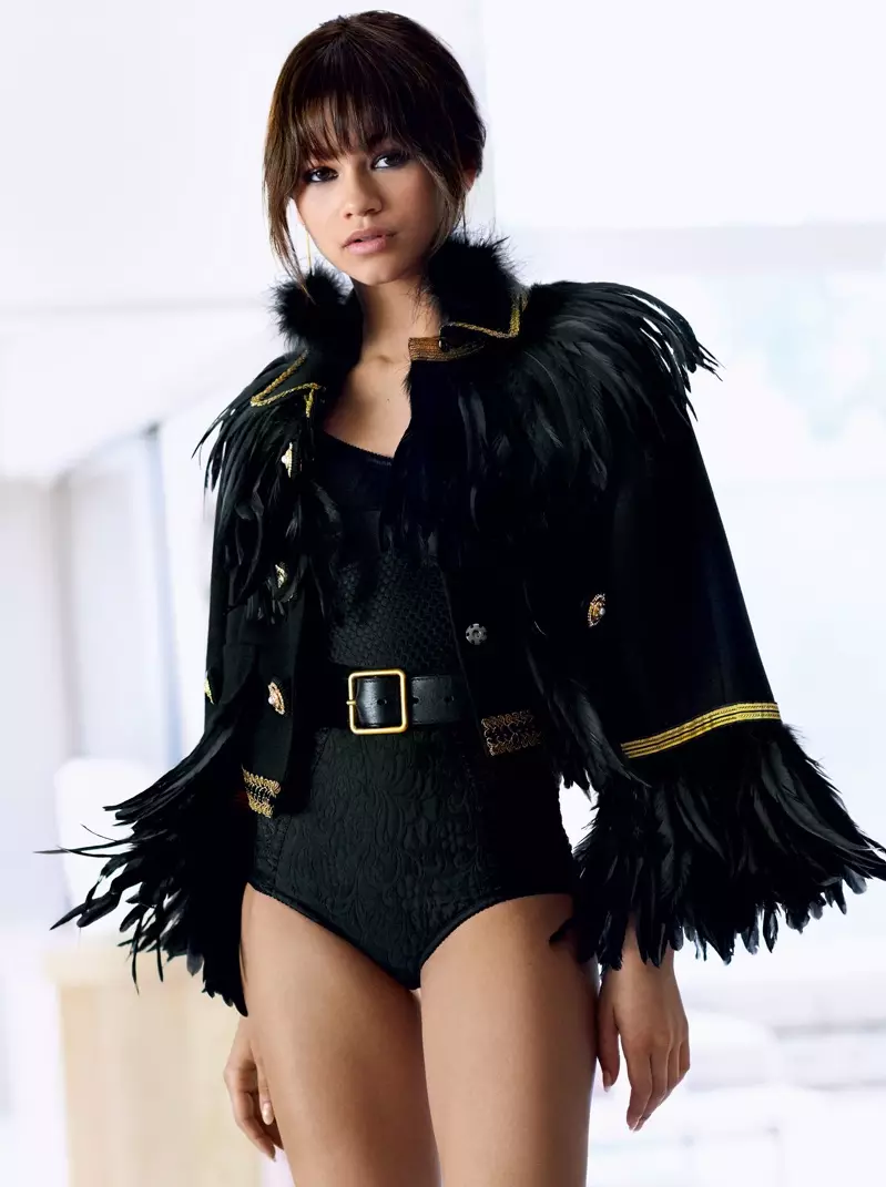 Actores Zendaya yn ystumio yn siaced Dolce & Gabbana a bodysuit gyda gwregys Alexander McQueen