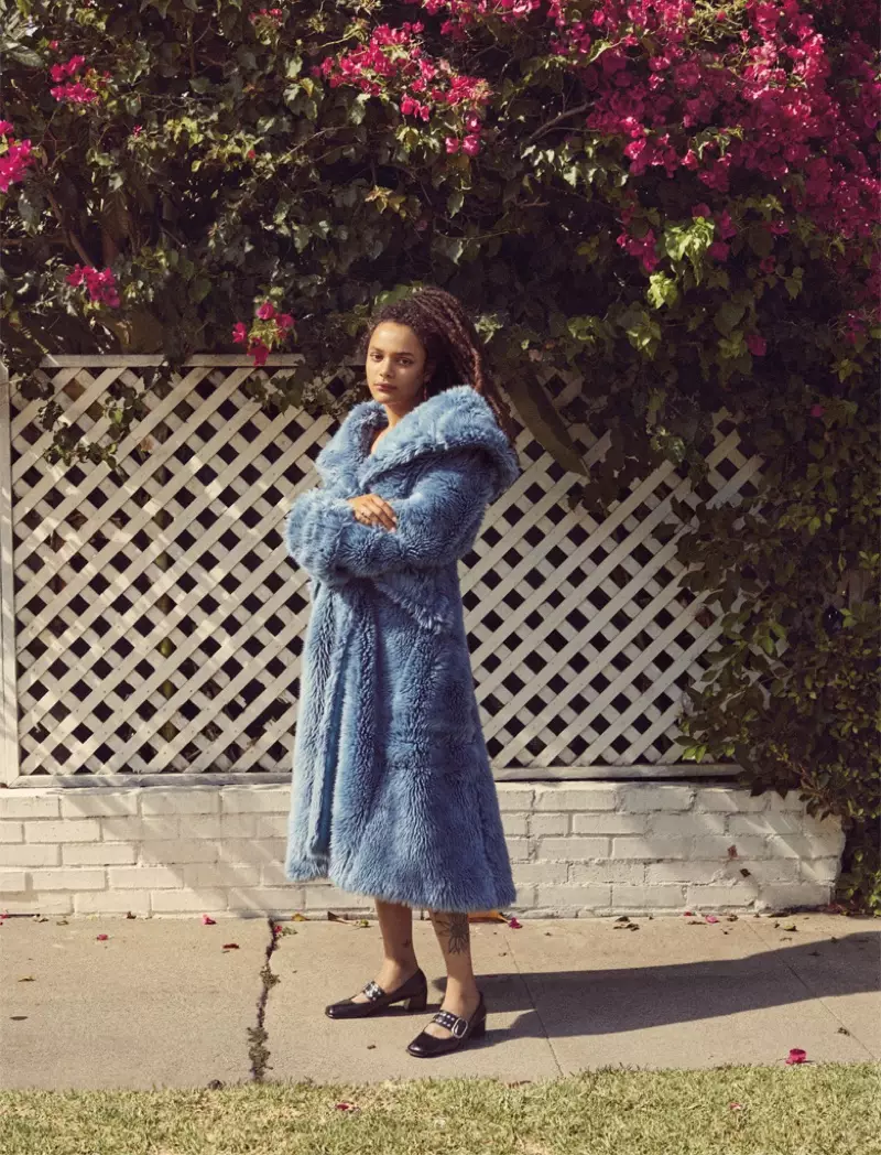 Sasha Lane yifotoje muri Miu Miu faux fur