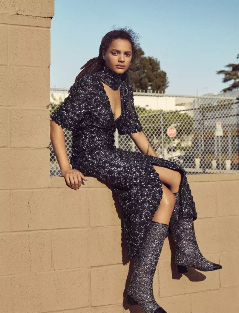 Pour augmenter le facteur brillance, Sasha Lane porte une robe et des bottes Chanel