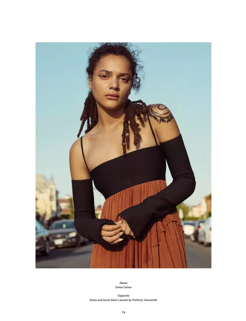 Sasha Lane affiche une épaule dans la robe Celine